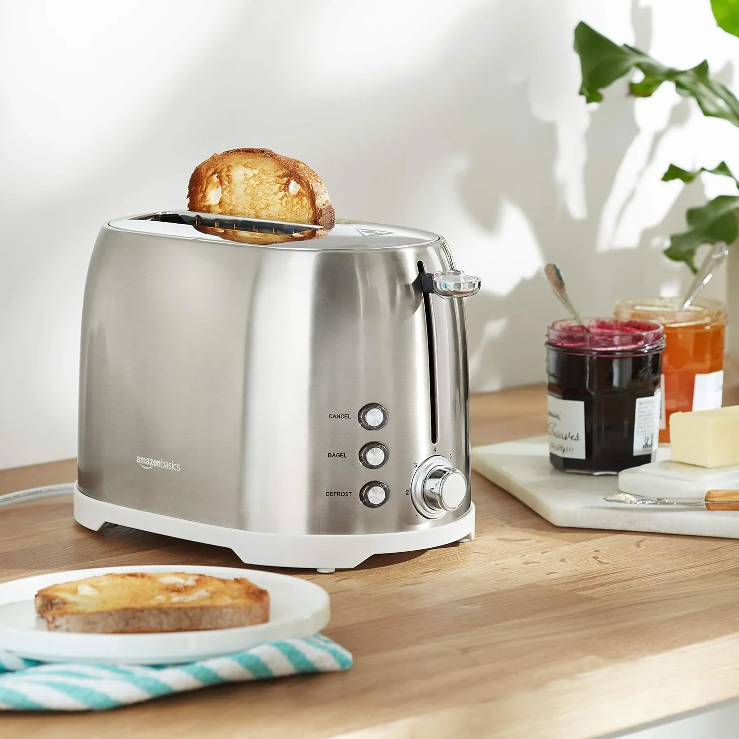 2 Slot Toaster with 6 Browning Settings and Removable Crumb Trays