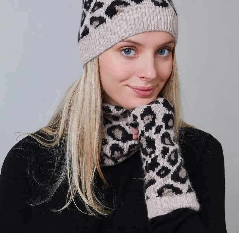 Cashmere wrist warmers in classic leopard print